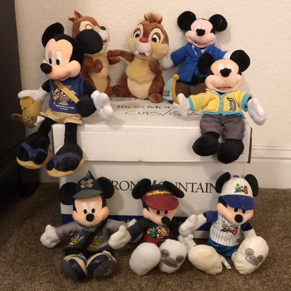 Disney’s collectible park plush Mickey Mouse-8